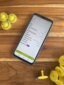 Na imagem, vendo um celular em cima de uma mesa em tela do aplicativo iRancho. Foto ilustra matéria de gestão pecuária.